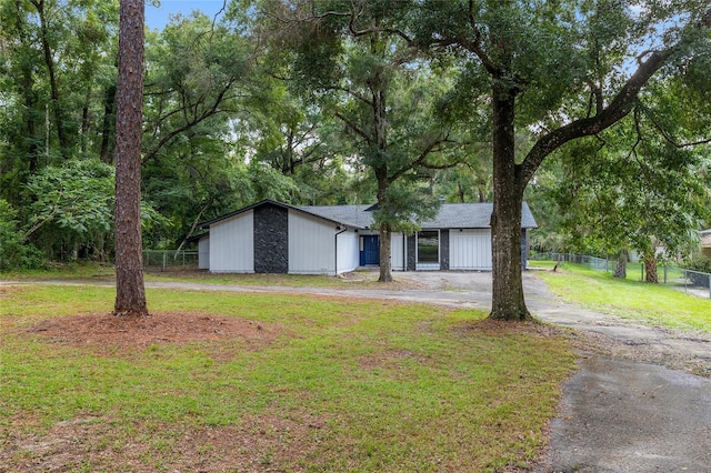 ranch-style home featuring a front lawn