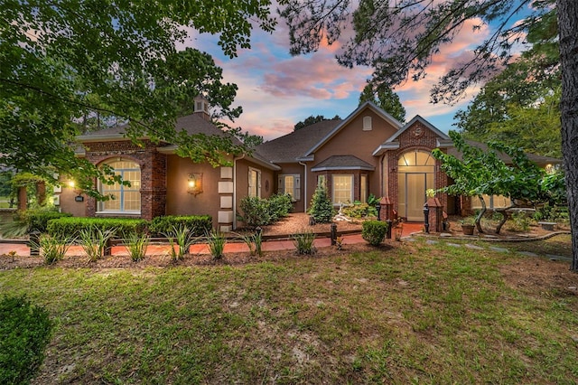 view of front of property featuring a lawn