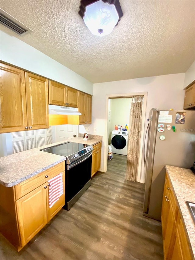 kitchen with dark hardwood / wood-style floors, range with electric cooktop, washer / clothes dryer, a textured ceiling, and stainless steel fridge