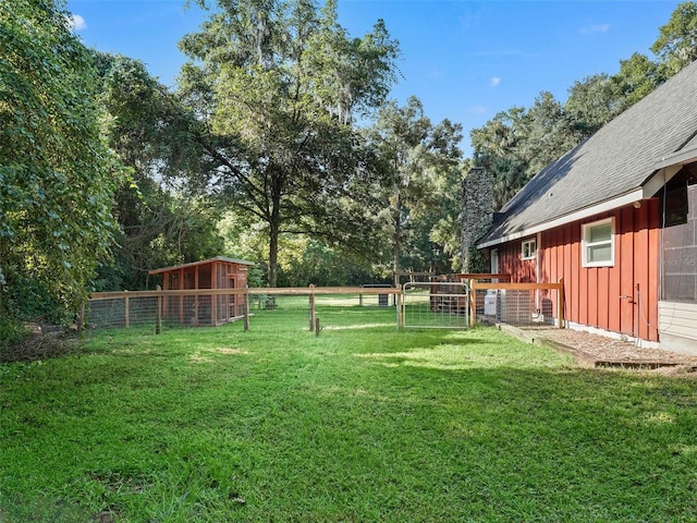 view of yard featuring an outdoor structure