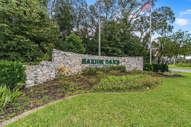 community sign with a lawn