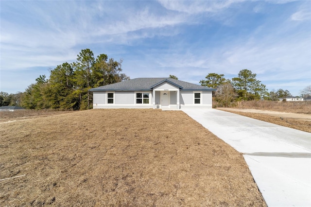 ranch-style house featuring a front yard