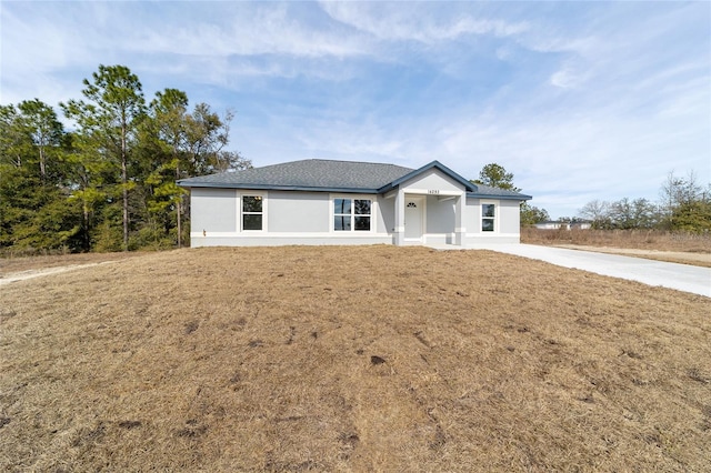 ranch-style house featuring a front yard