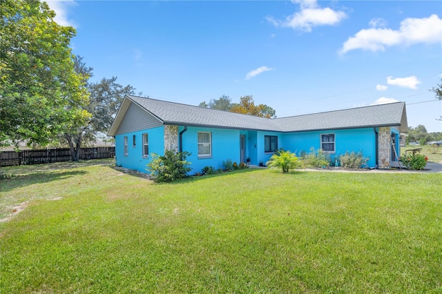 view of front of property with a front yard