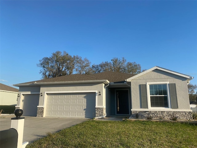 view of front facade featuring a garage and a front yard