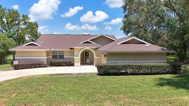 view of front facade with a front lawn