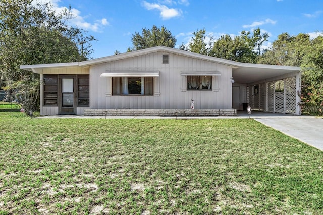 view of front of house with a carport and a front lawn