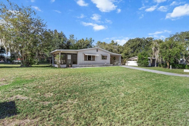 view of front of house featuring a front lawn