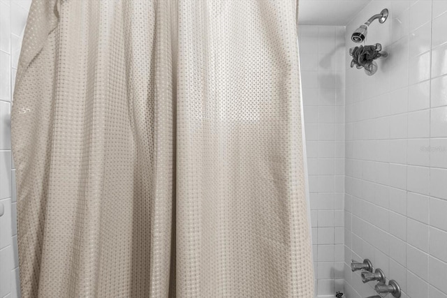 room details featuring a shower with shower curtain