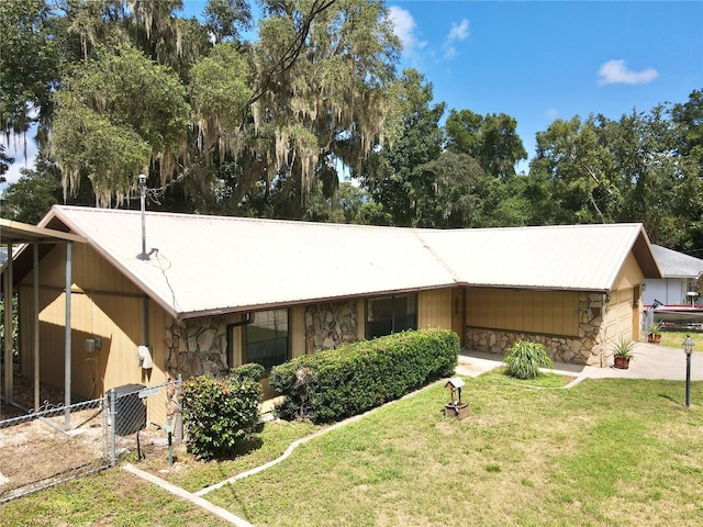 view of front of home featuring a front lawn