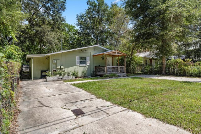 view of front of house featuring a carport and a front yard