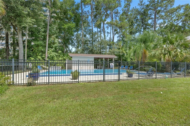 view of swimming pool featuring a yard