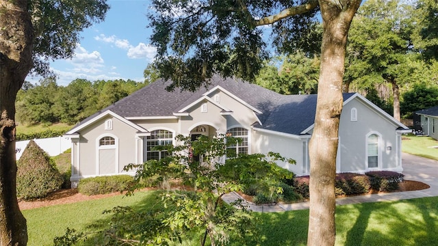 ranch-style home featuring a front lawn