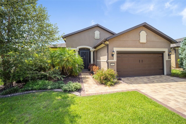 view of front of house featuring a garage and a front yard