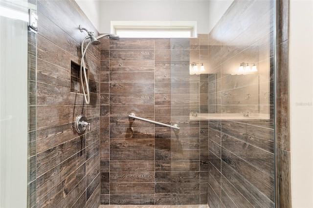 bathroom featuring a tile shower