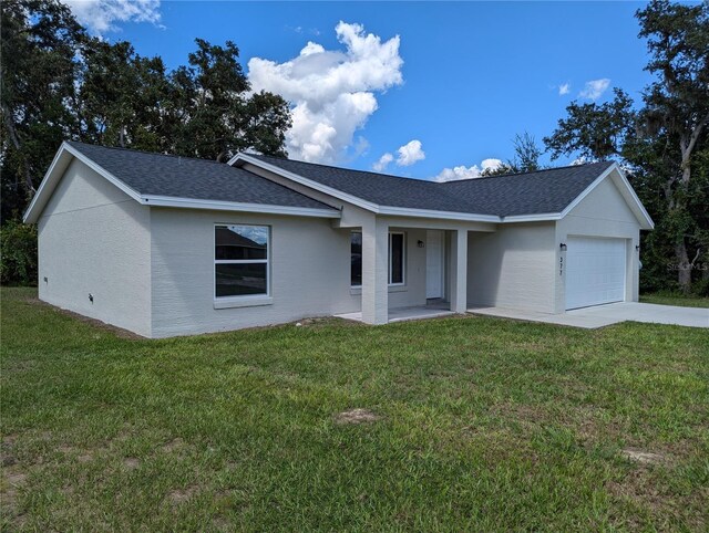 ranch-style house featuring a front lawn and a garage