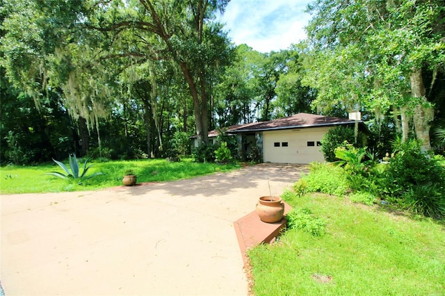 view of front of property with a front yard