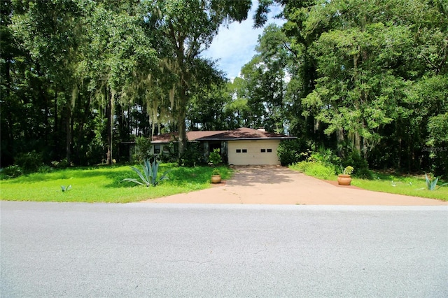 view of front of property featuring a front lawn and a garage