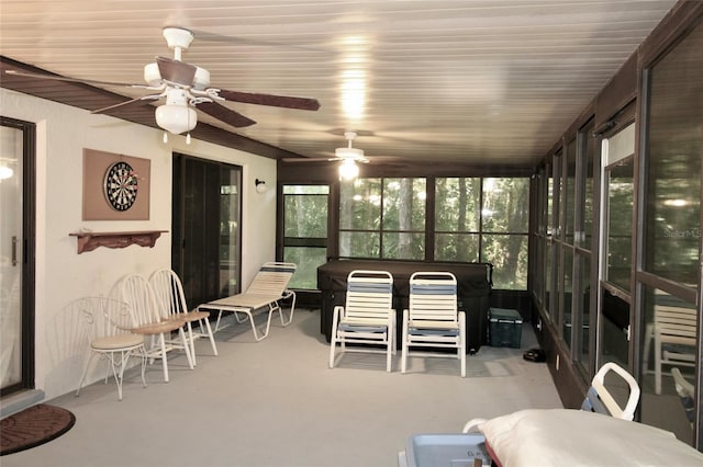 sunroom with ceiling fan