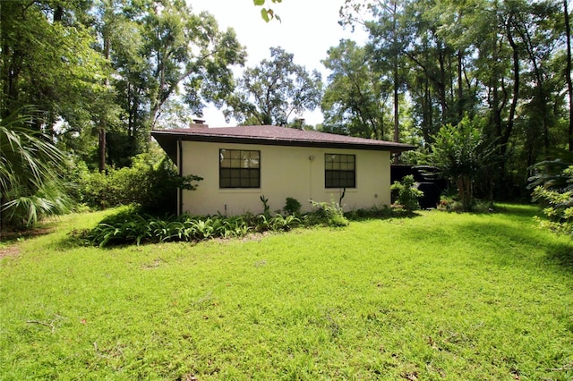 view of front of property featuring a front lawn