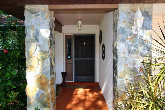 property entrance featuring covered porch