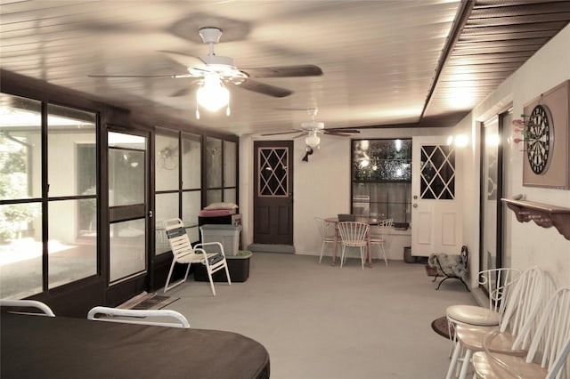 sitting room with ceiling fan