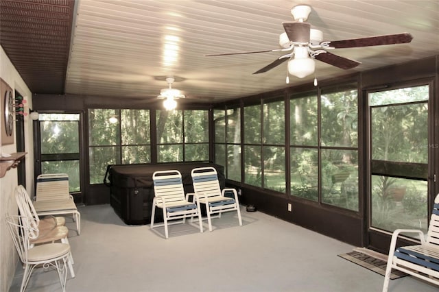 sunroom with ceiling fan