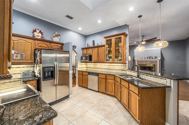 kitchen with pendant lighting, backsplash, kitchen peninsula, stainless steel appliances, and ceiling fan