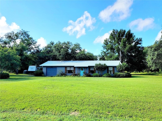 single story home featuring a front lawn