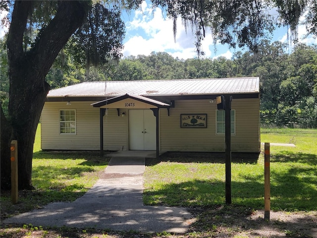 view of front of property with a front lawn