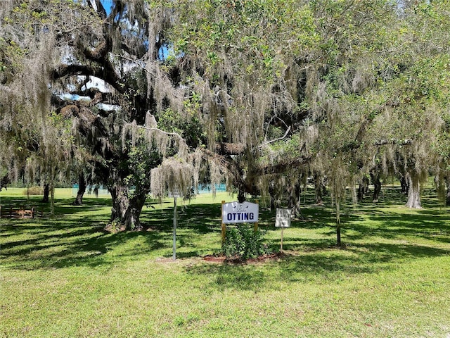 view of property's community featuring a lawn