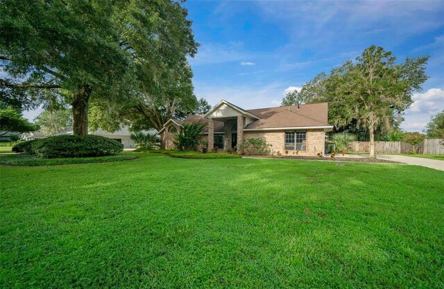 single story home with a front lawn