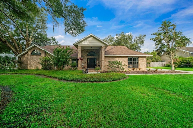 ranch-style house featuring a front yard