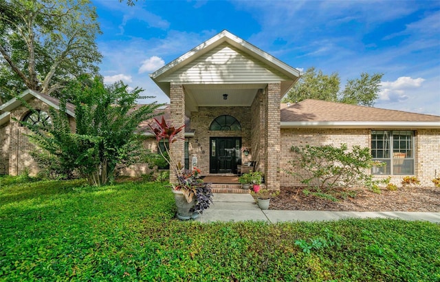 view of front facade featuring a front lawn