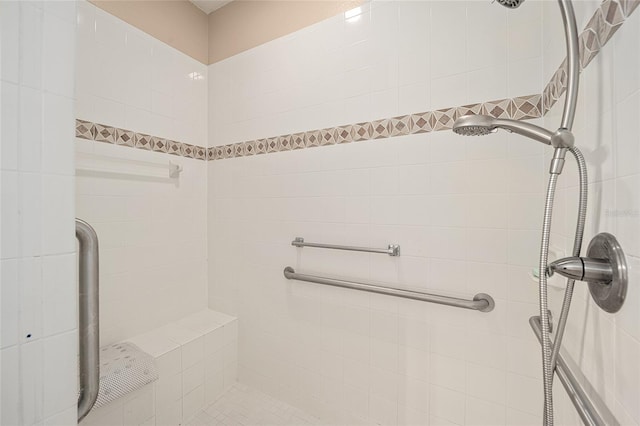 bathroom featuring a tile shower