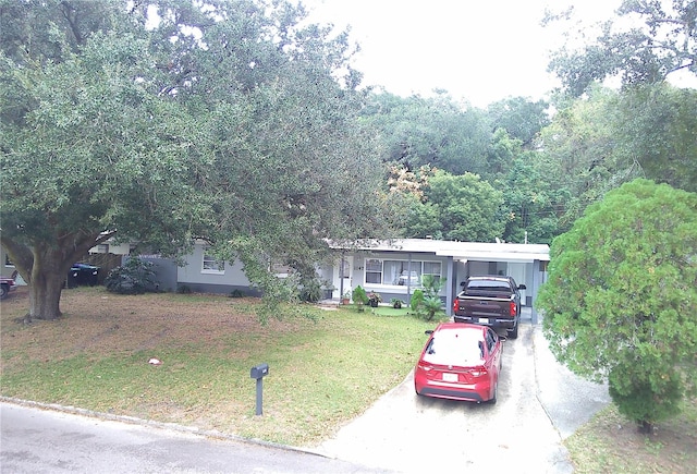 view of front facade with a front lawn