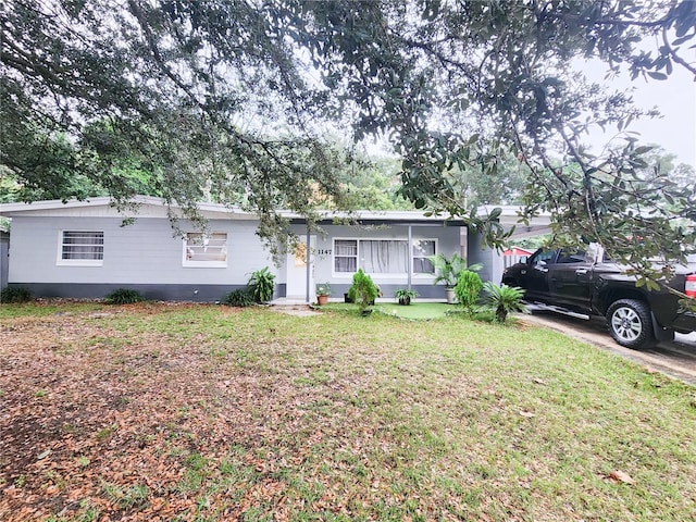 view of front of property featuring a front yard