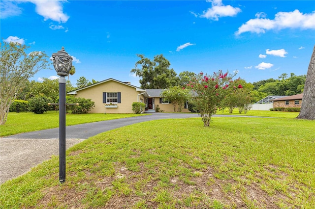 single story home with a front lawn