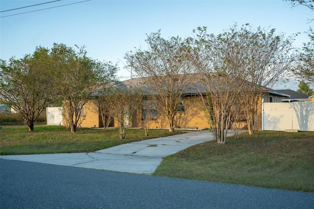 view of front facade featuring a front lawn