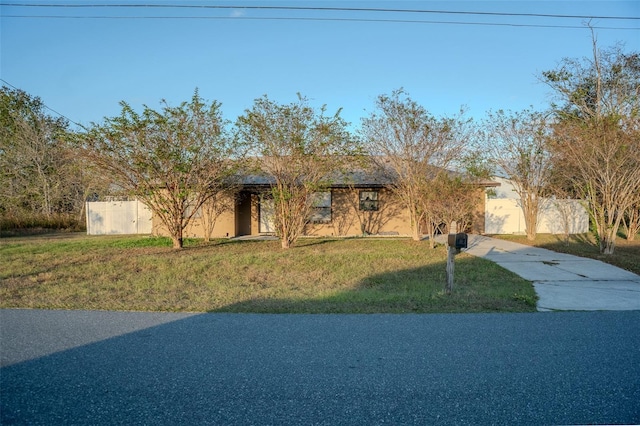 view of front facade with a front yard