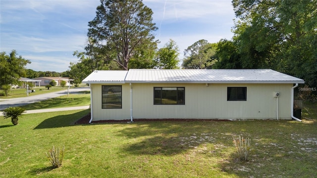 view of outdoor structure with a yard