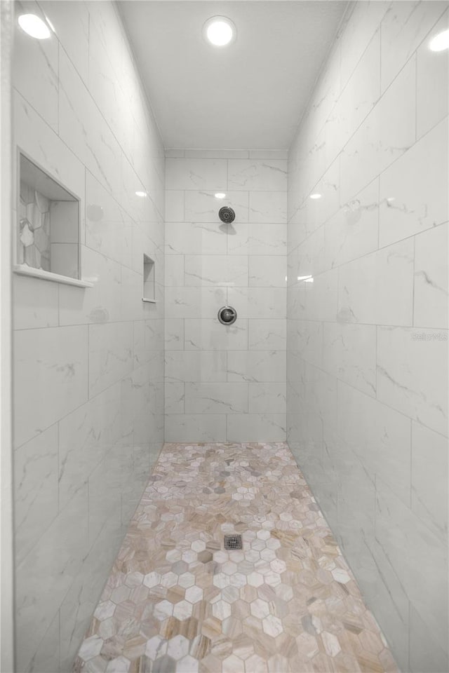 bathroom featuring a tile shower