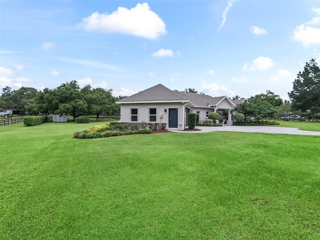 view of front facade featuring a front lawn