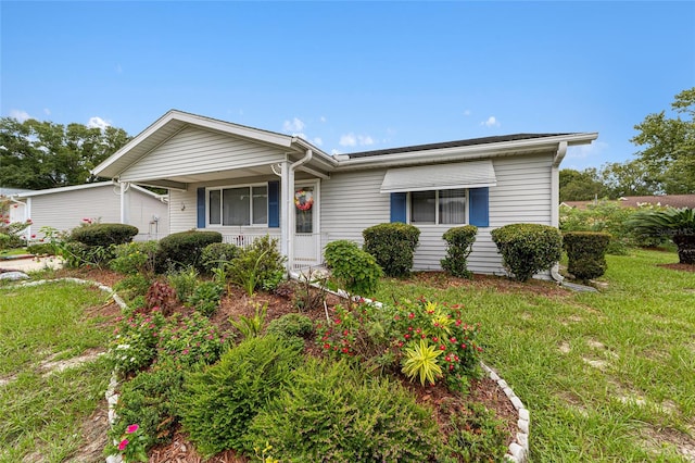 single story home featuring a front lawn