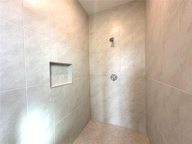 bathroom featuring a tile shower