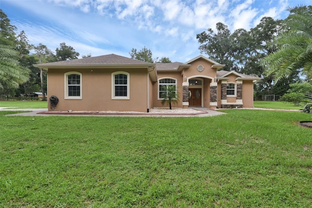 view of front facade featuring a front yard