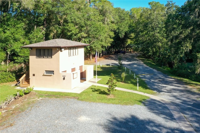 view of front facade featuring a front lawn