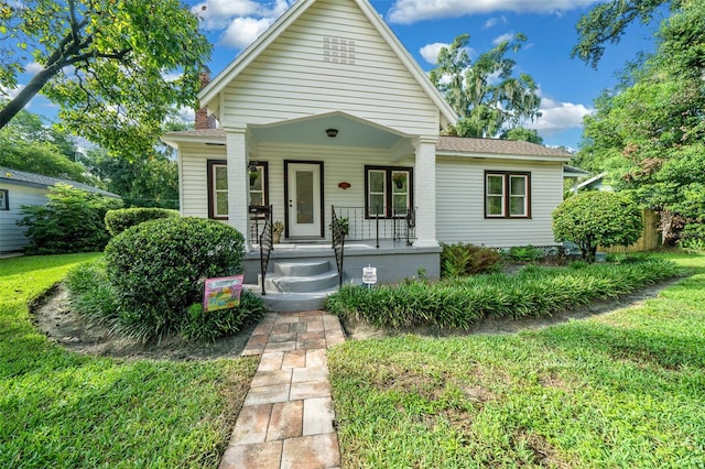 view of front of property featuring a front lawn