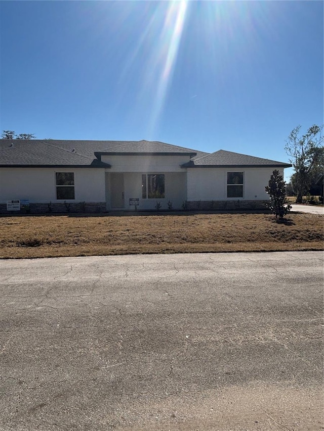 view of front of property with a front yard