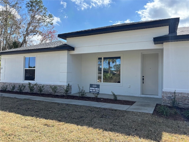 view of front of home featuring a front lawn